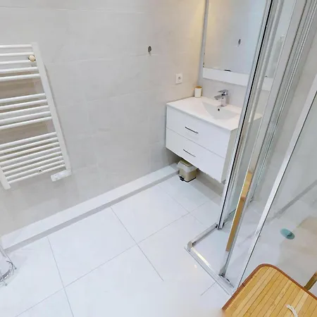 T2 Climatise Avec Balcon, Garage Et Wifi - Proche Et Gare - Fr-1-196-371